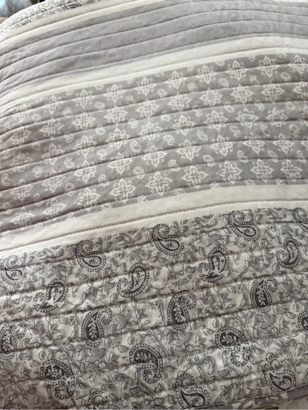 Paisley Quilted Bedspread Full/Queen - Gray & White. Reversible
